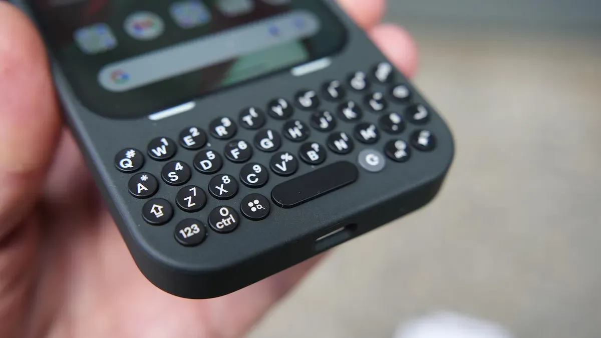 Clicks debuts MagSafe Power Keyboard and a BlackBerry-style Communicator phone — Zdnet.com