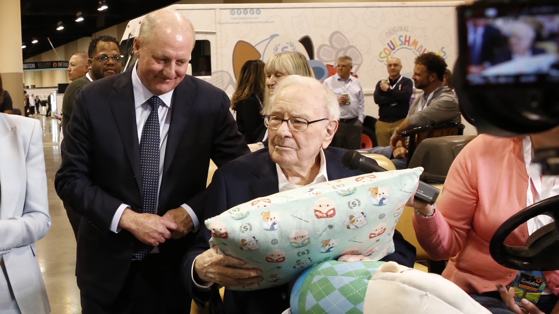 Berkshire shares slip as Greg Abel takes over as CEO after Buffett era — Image.cnbcfm.com