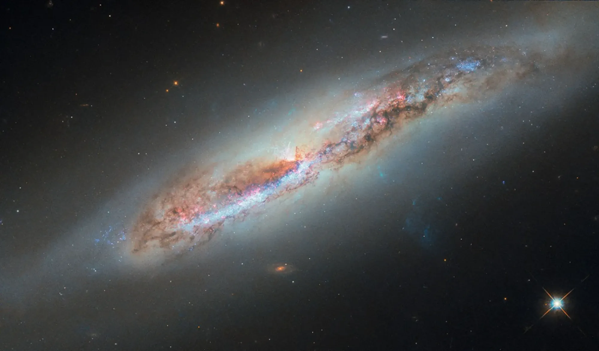 Hubble Captures Gas Plume Stripped from Spiral Galaxy in Virgo Cluster — Nasa.gov