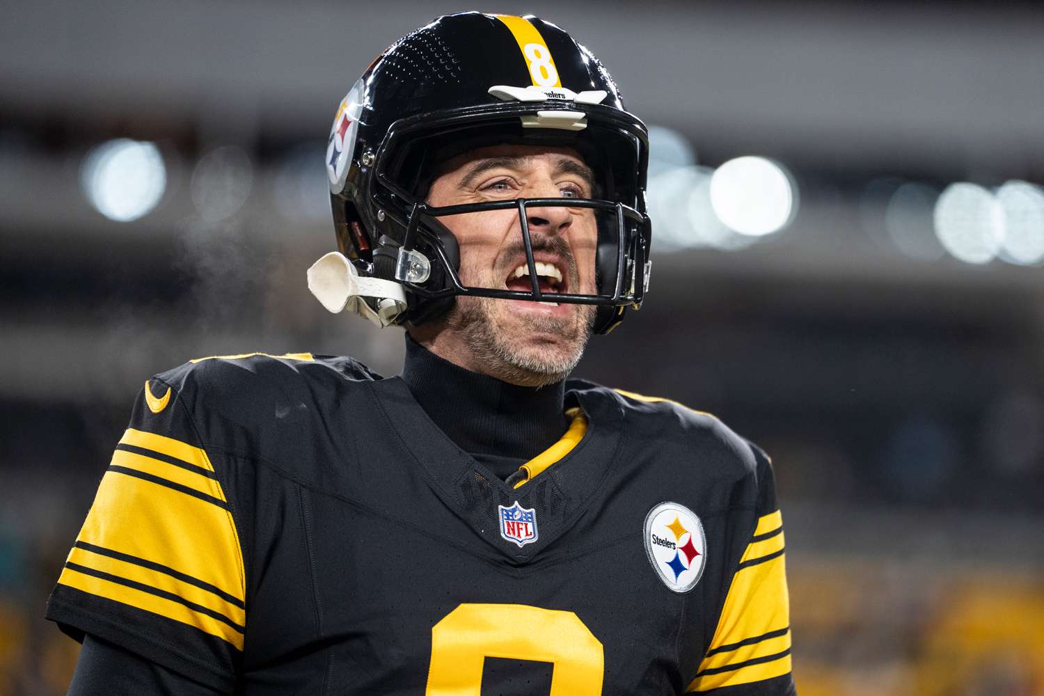 Rodgers yells at coordinator amid helmet problems in Steelers' win — People.com