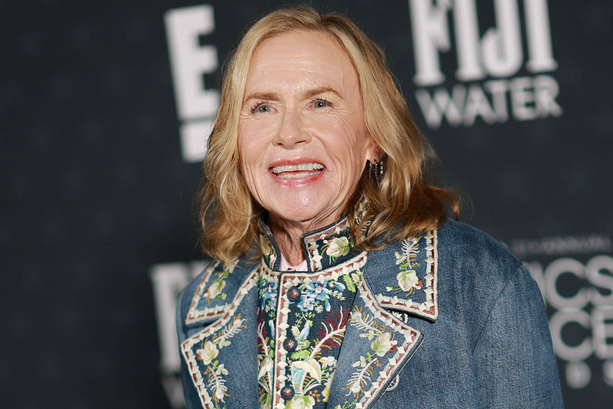 Amy Madigan wears wide-leg jeans on Critics Choice Awards red carpet — People.com