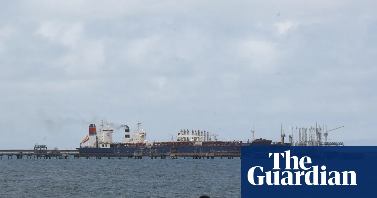 Trump says Venezuela will turn over 30 to 50m barrels of sanctioned oil to US — I.guim.co.uk