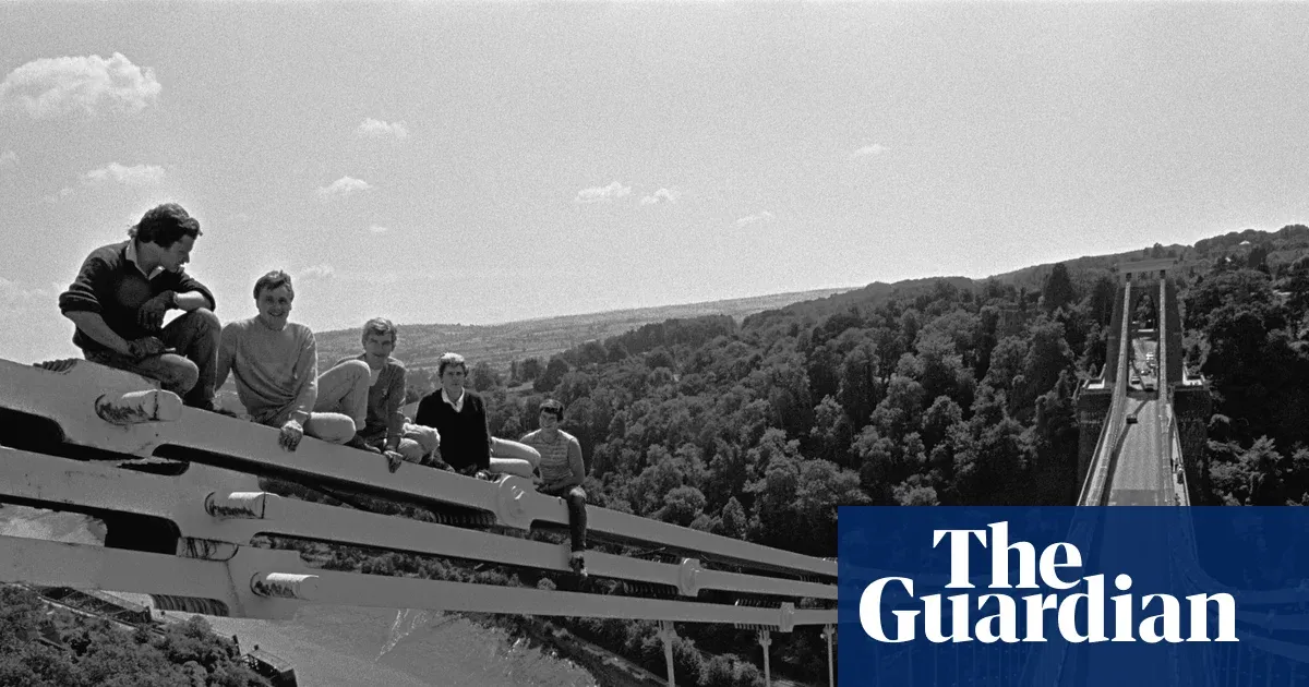 Photographer Beezer recalls lightbulb-changers on Clifton Suspension Bridge — I.guim.co.uk