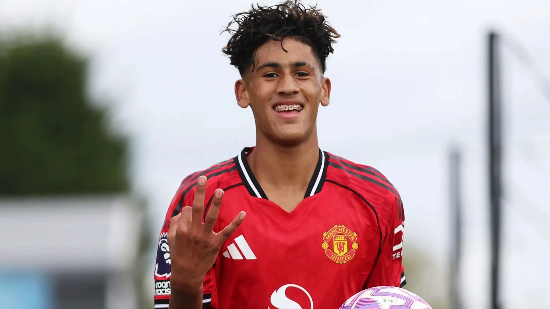Darren Fletcher says 15-year-old JJ Gabriel will not be fast-tracked into Manchester United first team — Assets.goal.com
