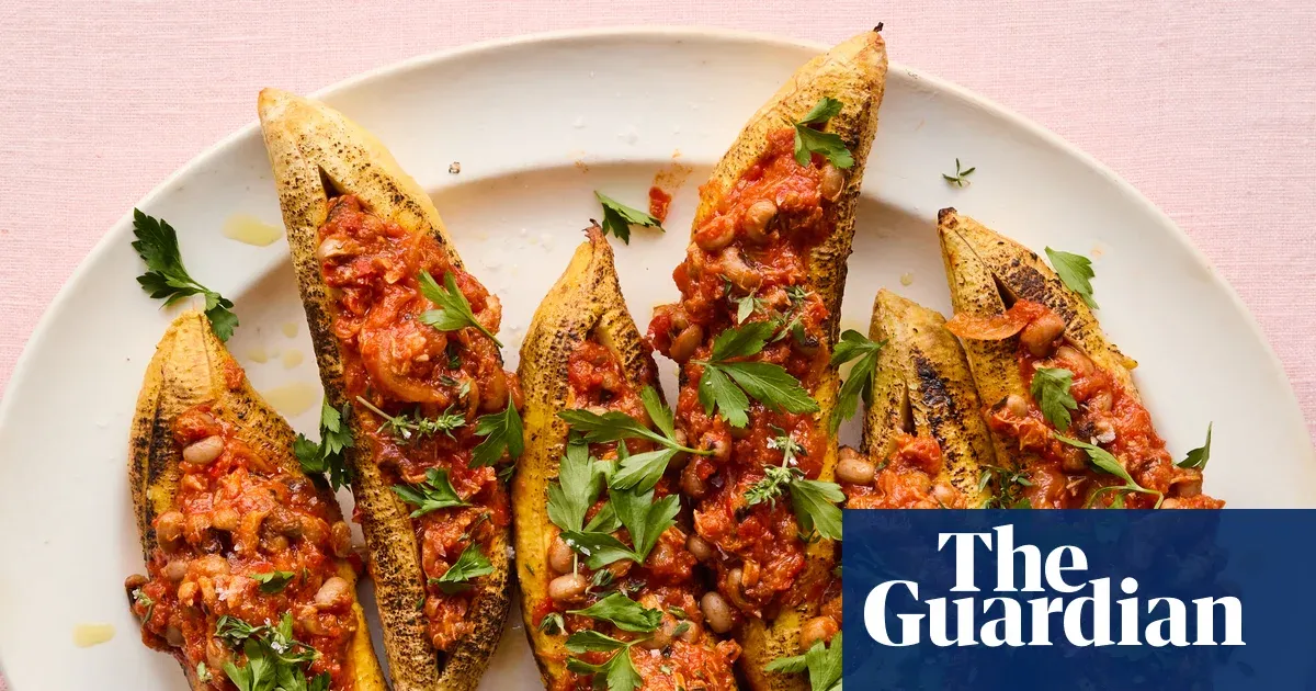Toyo Odetunde’s chicken yassa pot pie and stewed-bean plantain boats — I.guim.co.uk
