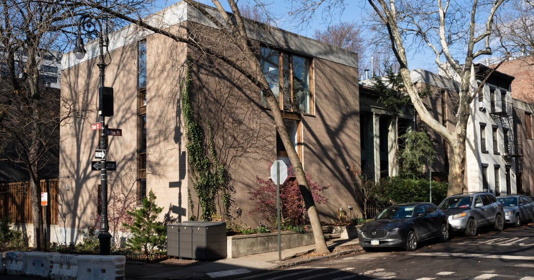 Brooklyn rector helps prompt withdrawal of glass rooftop plan for Merz townhouse — Static01.nyt.com