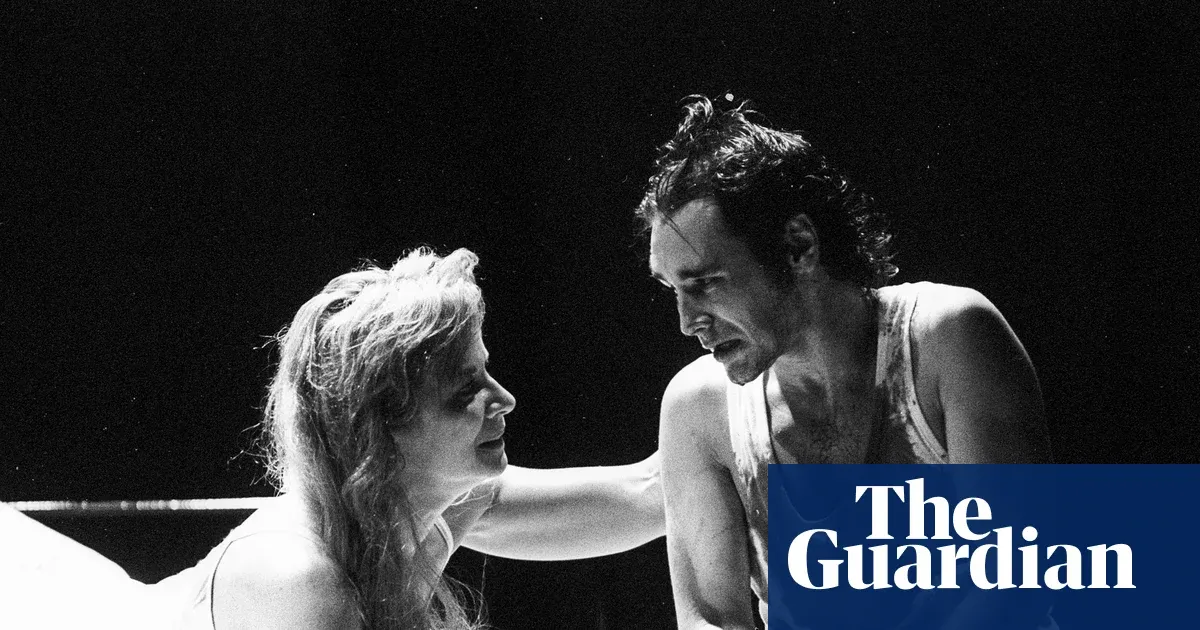Halperin reframes Hamlet’s line as life for ‘troubled hearts’ — I.guim.co.uk