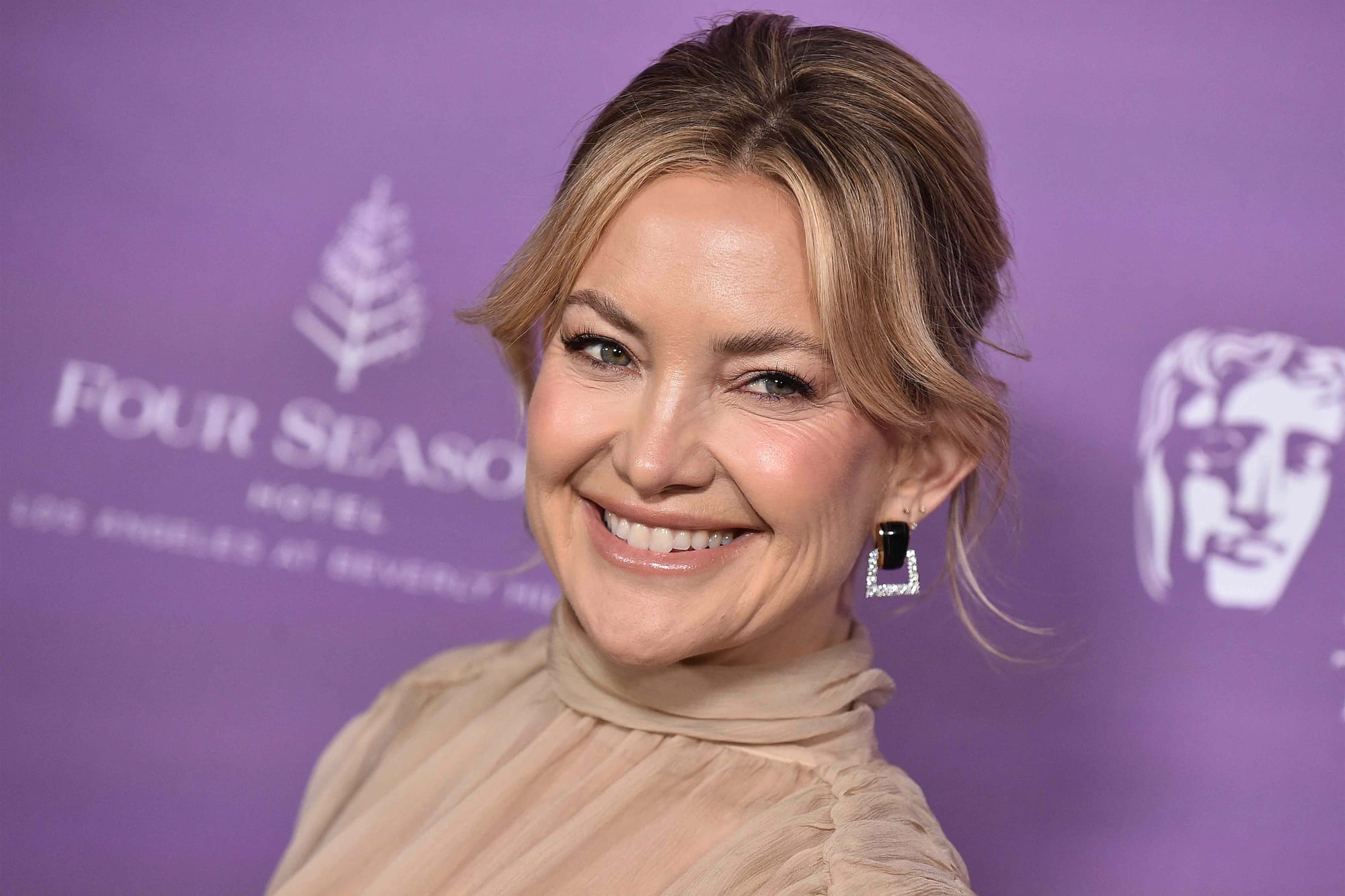 Beauty writer tries Solawave neck-and-chest red light mask after Kate Hudson TikTok — People.com