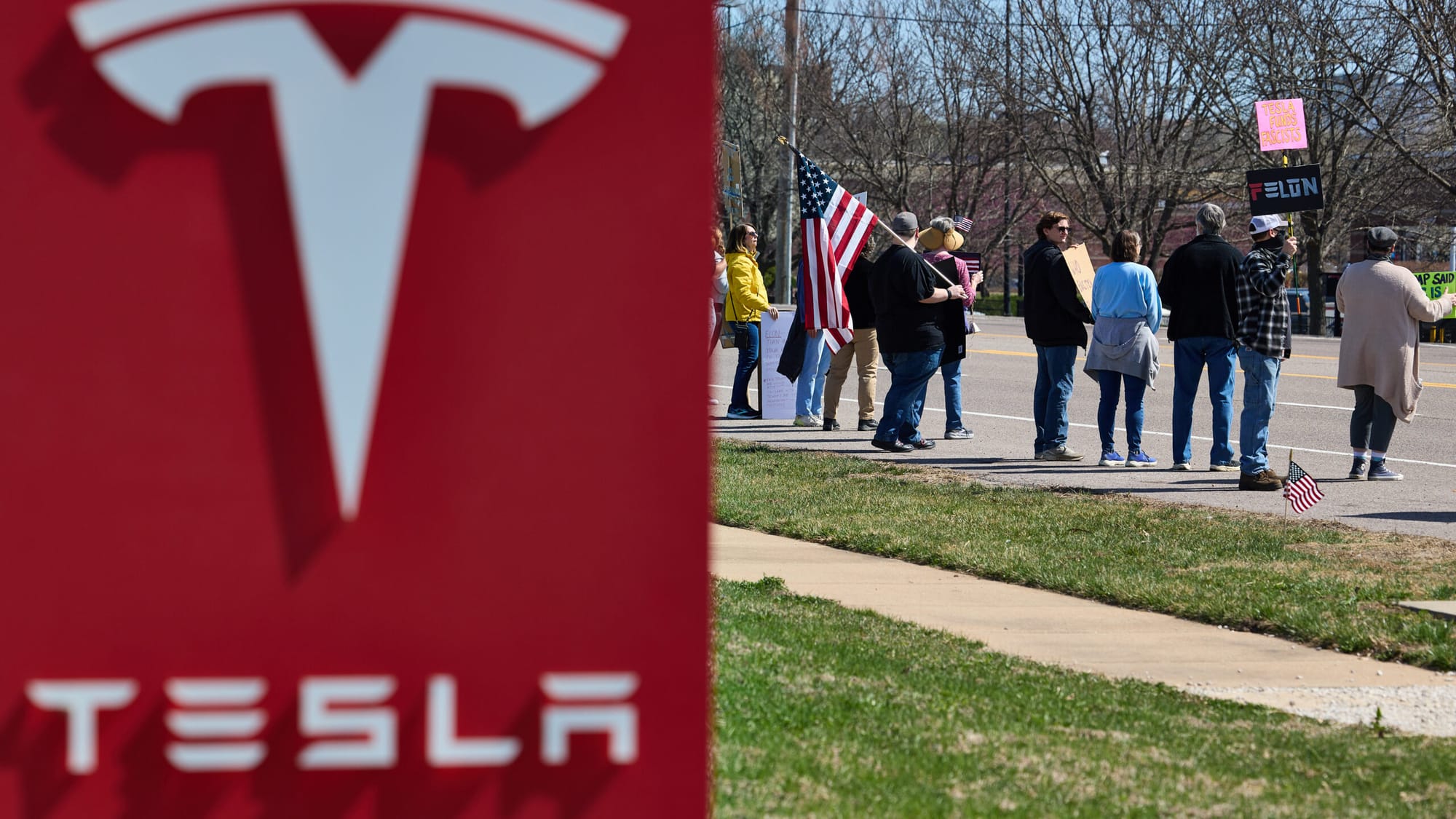 Tesla's 2025 revenue falls for first time; profits decline — Cdn.arstechnica.net