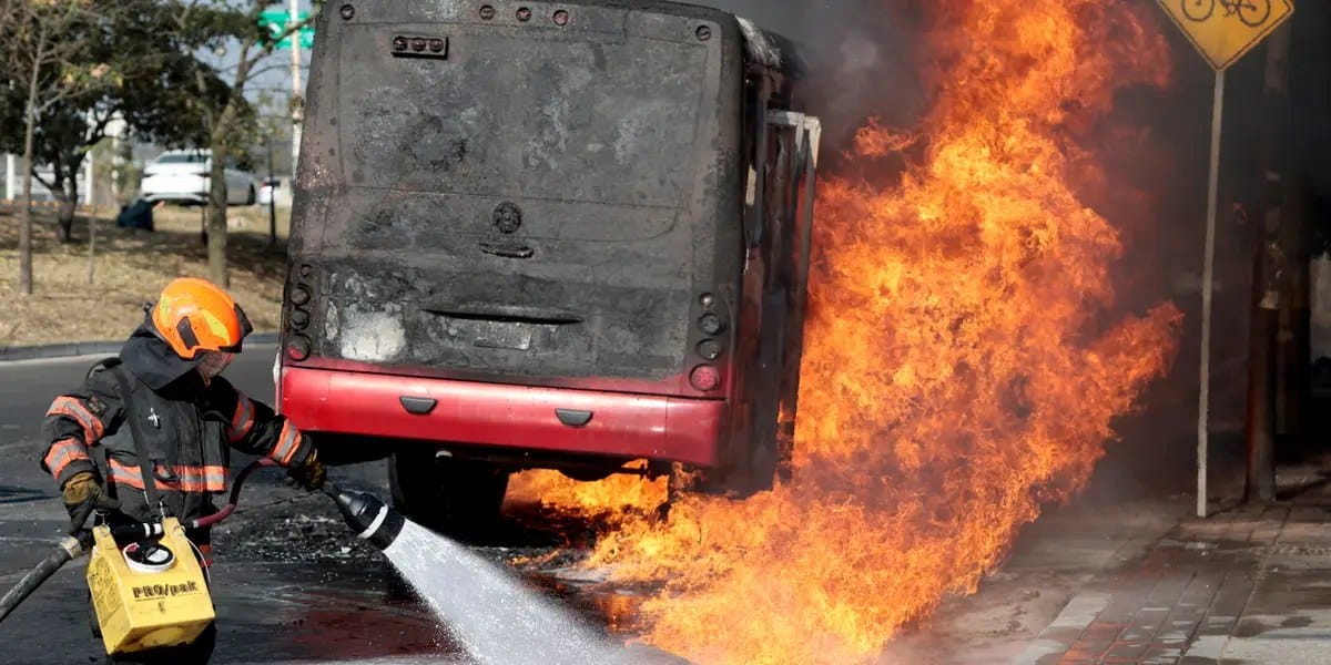 US tourists told to "shelter in place" in Puerto Vallarta after cartel violence — Businessinsider
