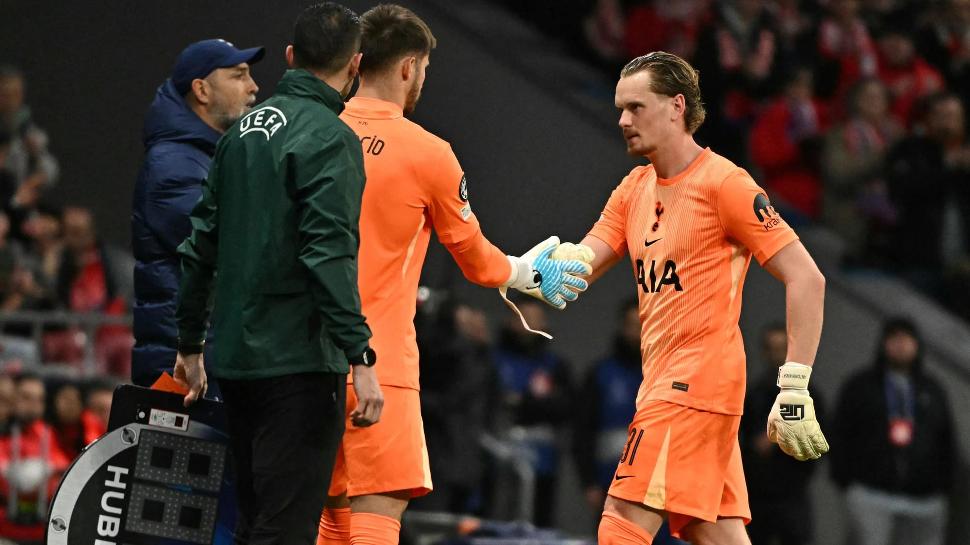 Tottenham keeper Kinsky replaced after two early errors — Goal