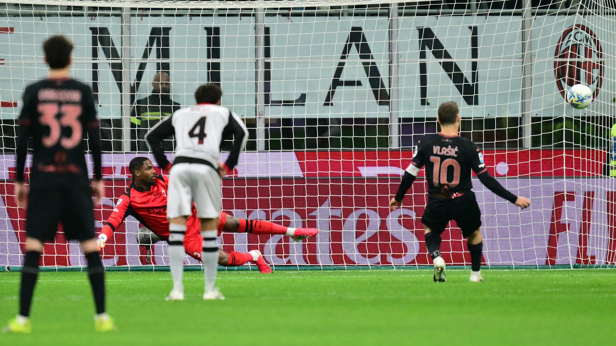 Milan v Torino: replay shows penalty after Pavlovic foul on Simeone — Goal