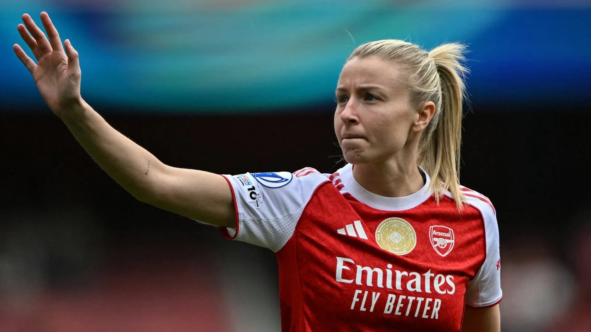 Leah Williamson jets to Ibiza with partner after England injury — Goal