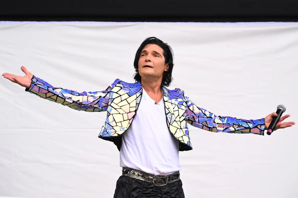 Corey Feldman diagnosed with food poisoning after in-flight emergency — Pagesix