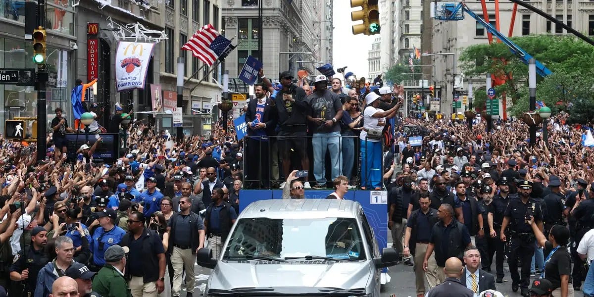 Knicks ticker-tape parade turns Financial District orange and blue — Businessinsider