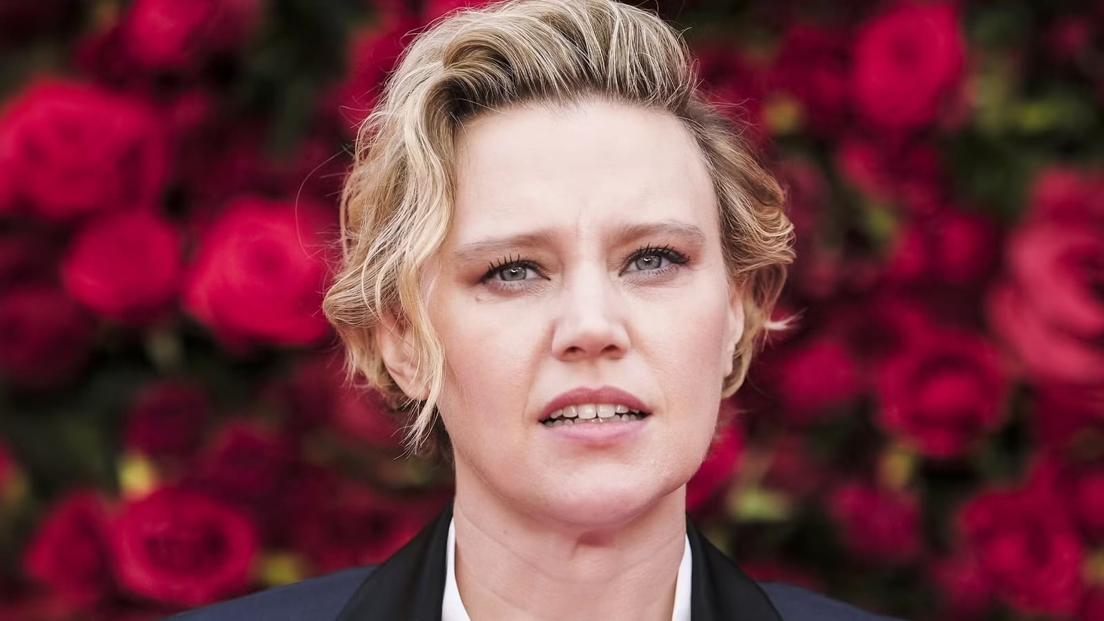 Kate McKinnon Gets Very Bad News From Megan Mullally in Heads Will Roll — Collider