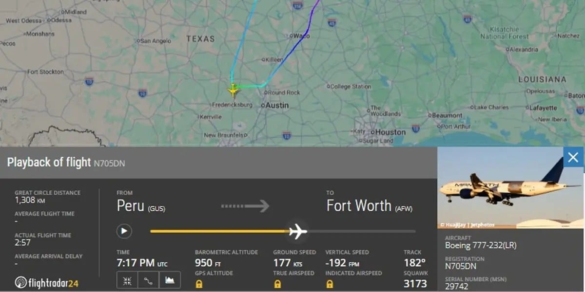 Pilots decry Boeing 777 freighter's near-ground stunt over Texas — Businessinsider