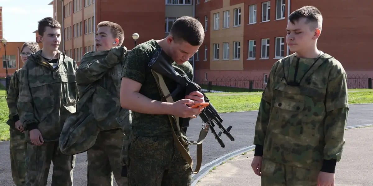Russian schools double basic military training in national defense class — Businessinsider