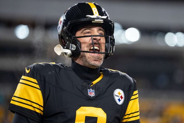 Rodgers yells at coordinator amid helmet problems in Steelers' win — People.com