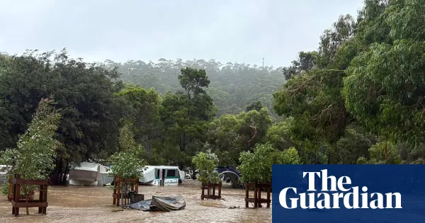 Flash flooding forces evacuation at Wye River on Victoria’s Great Ocean Road — I.guim.co.uk