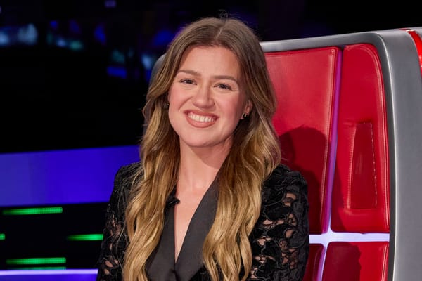 Kelly Clarkson Quickly Lengthened Her Hair on The Voice — Nbc