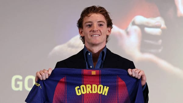 Anthony Gordon speaks fluent Spanish at Barcelona unveiling — Goal