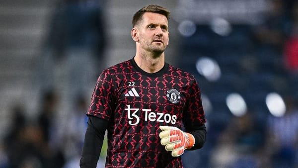 Man Utd extend veteran goalkeeper Tom Heaton for one year — Goal